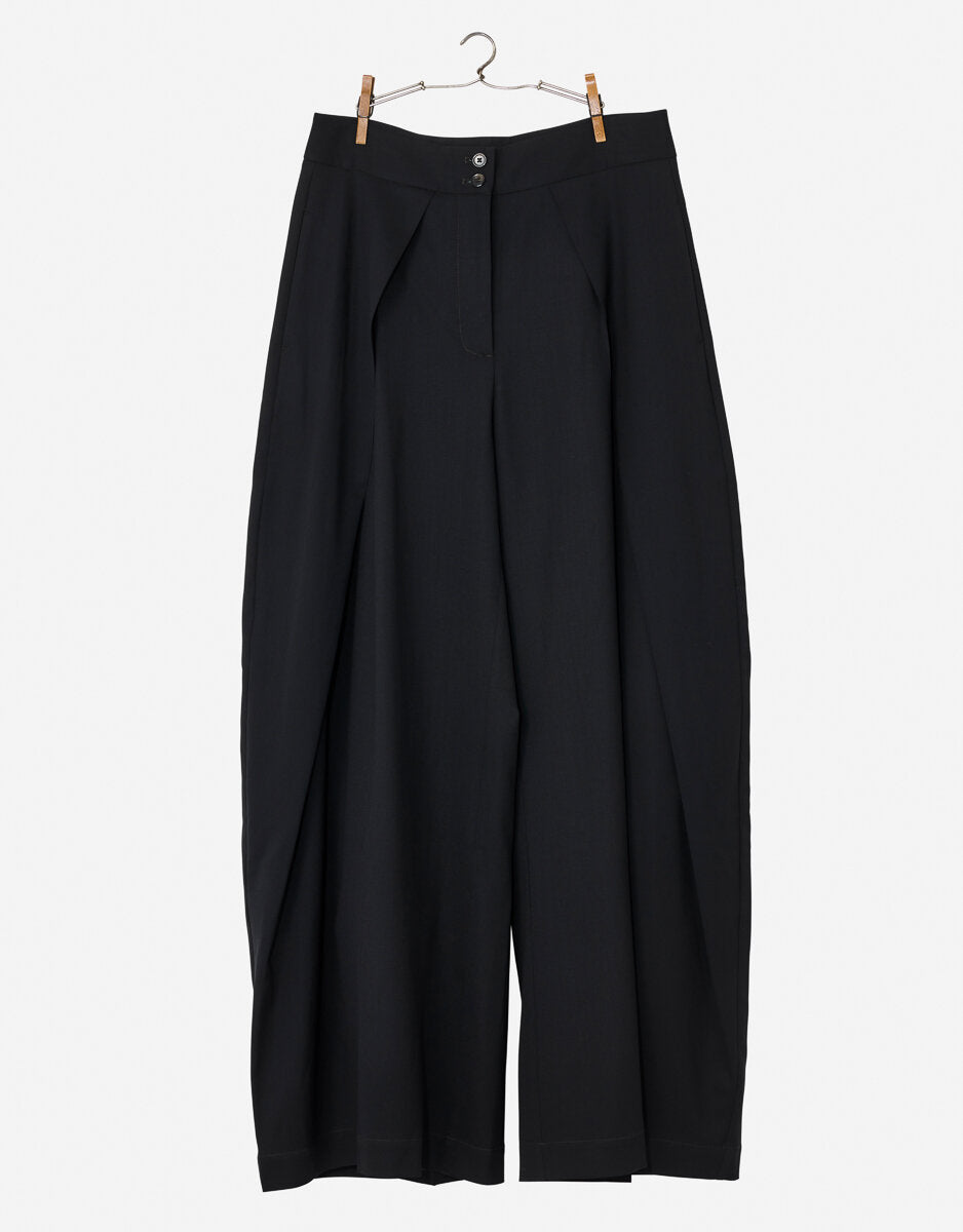 Nygårdsanna Big Pleat Trousers in Black