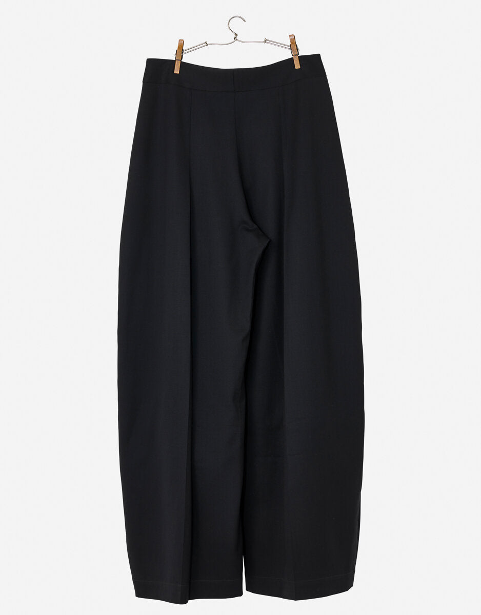 Nygårdsanna Big Pleat Trousers in Black